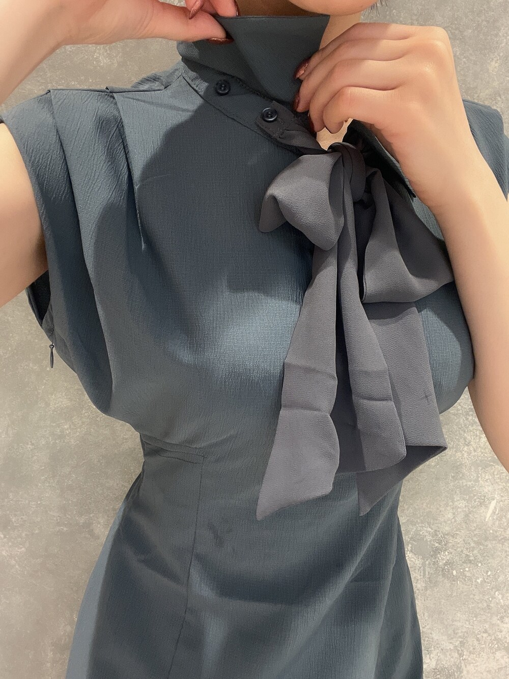 ブルー系のワンピース、ブラック系のサンダルを着用したレディースの夏コーディネートの6枚目の写真