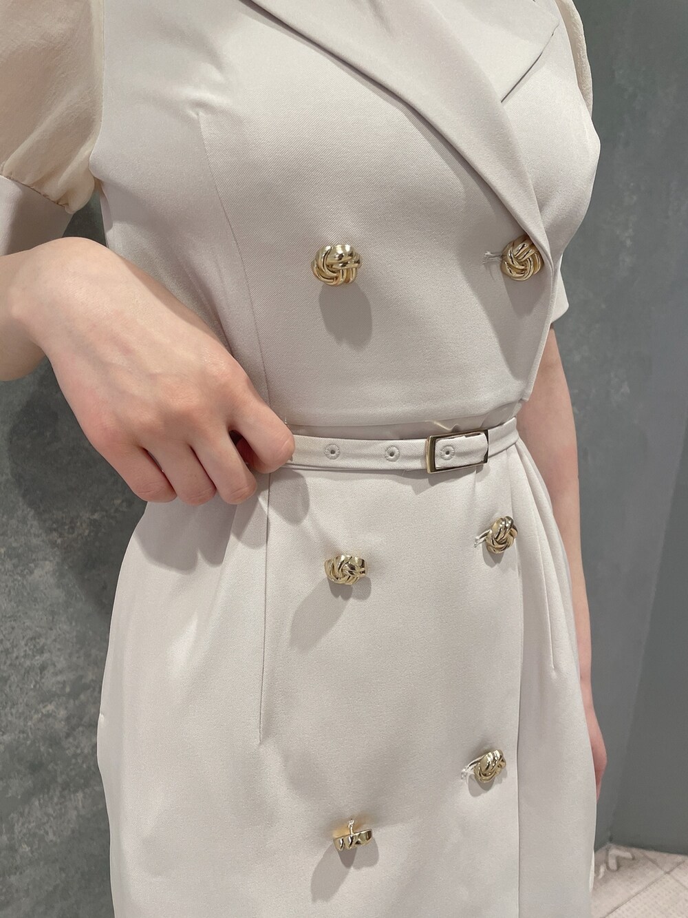 ホワイト系のワンピース、ホワイト系のハンドバッグ、ホワイト系のサンダルを着用したレディースの春コーディネートの6枚目の写真