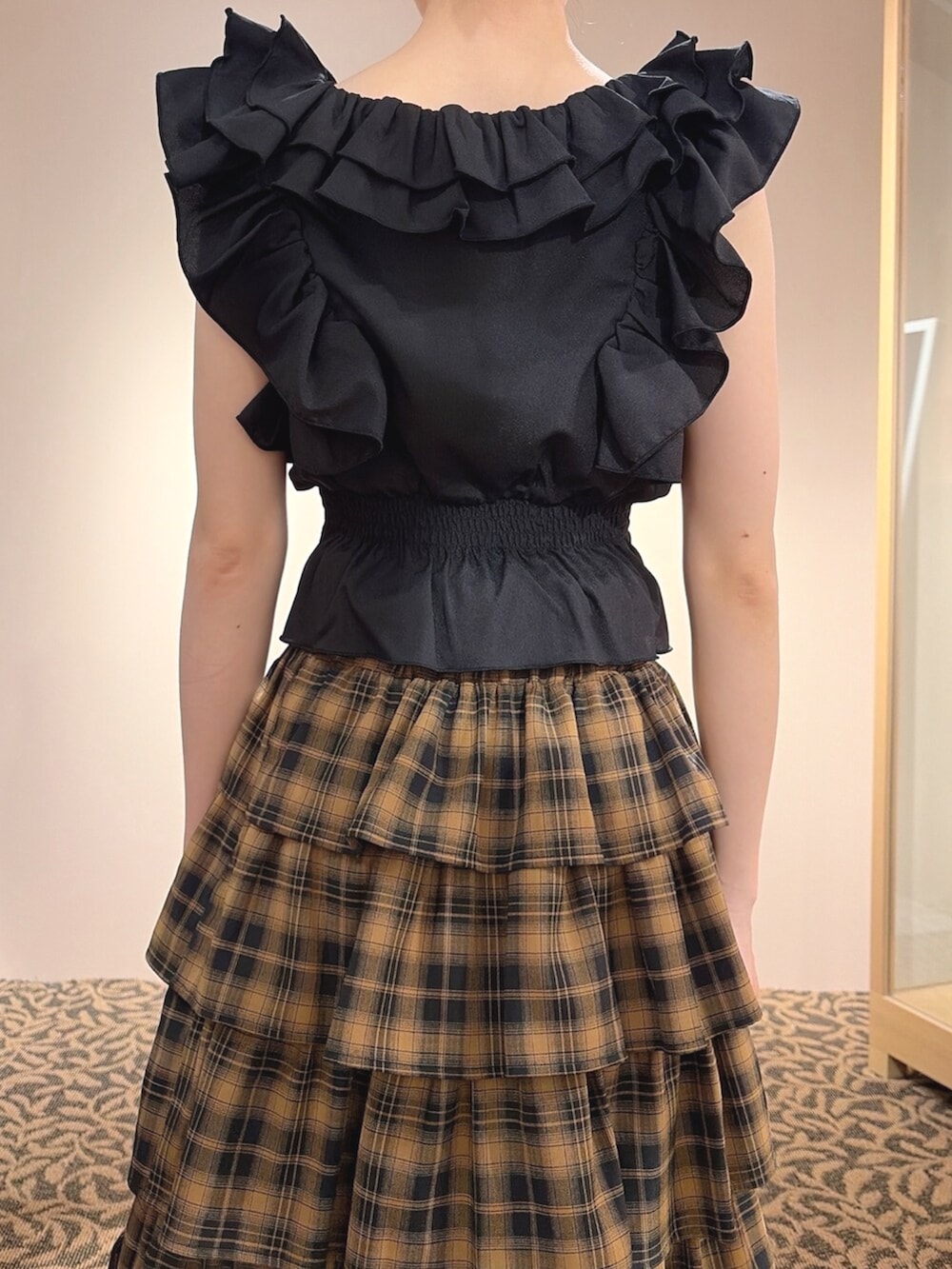 ブラック系のシャツ/ブラウス、イエロー系のスカート、ブラック系のバレッタ/ヘアクリップを着用したレディースの夏コーディネートの6枚目の写真