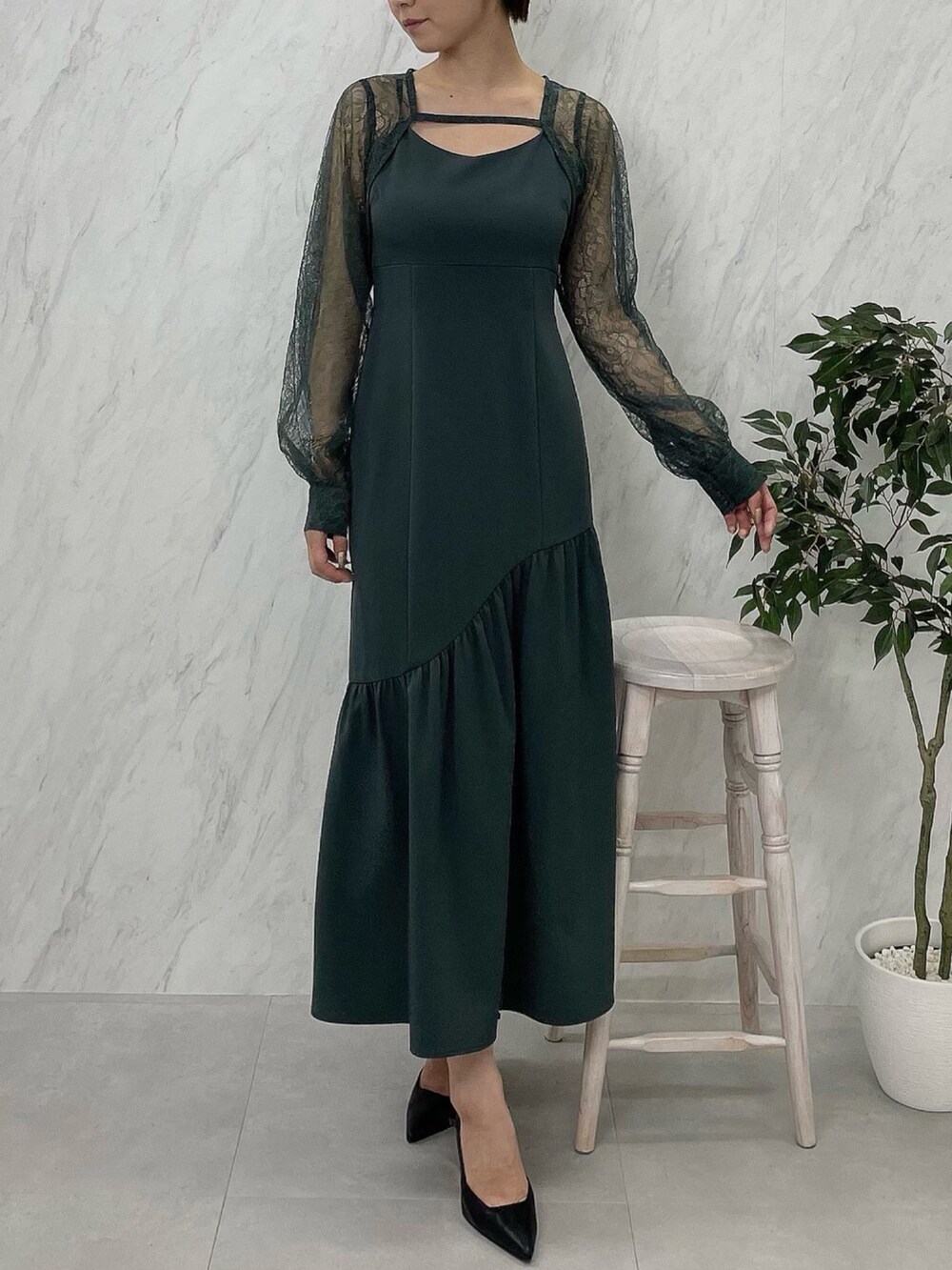 ブラック系のサンダル、グリーン系のワンピースを着用したレディースの秋コーディネートの3枚目の写真