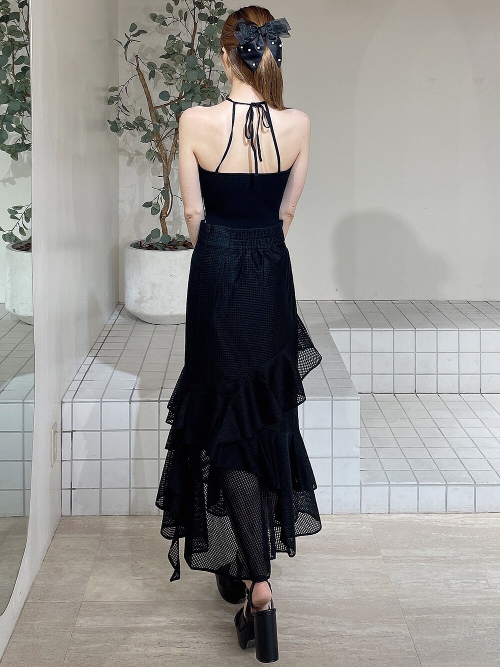 ブラック系のサンダル、ブラック系のキャミソール、ブラック系のスカートを着用したレディースの夏コーディネートの3枚目の写真