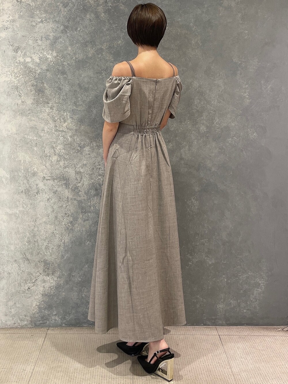 ブラック系のサンダル、ブラウン系のワンピースを着用したレディースの夏コーディネートの3枚目の写真