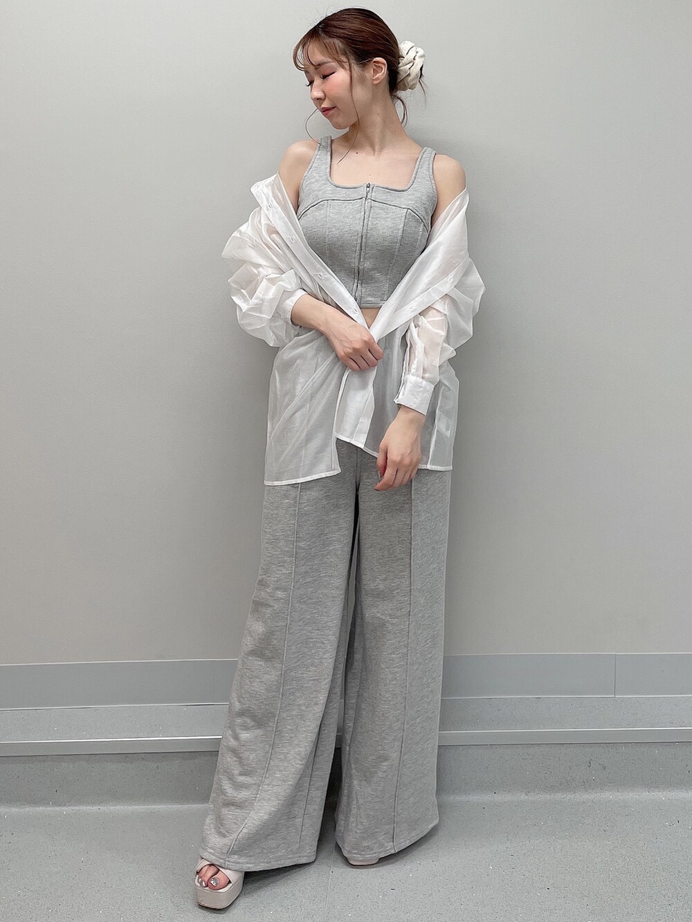 グレー系のタンクトップ、グレー系のスウェットパンツ、ホワイト系のシャツ/ブラウスを着用したレディースの春コーディネートの4枚目の写真