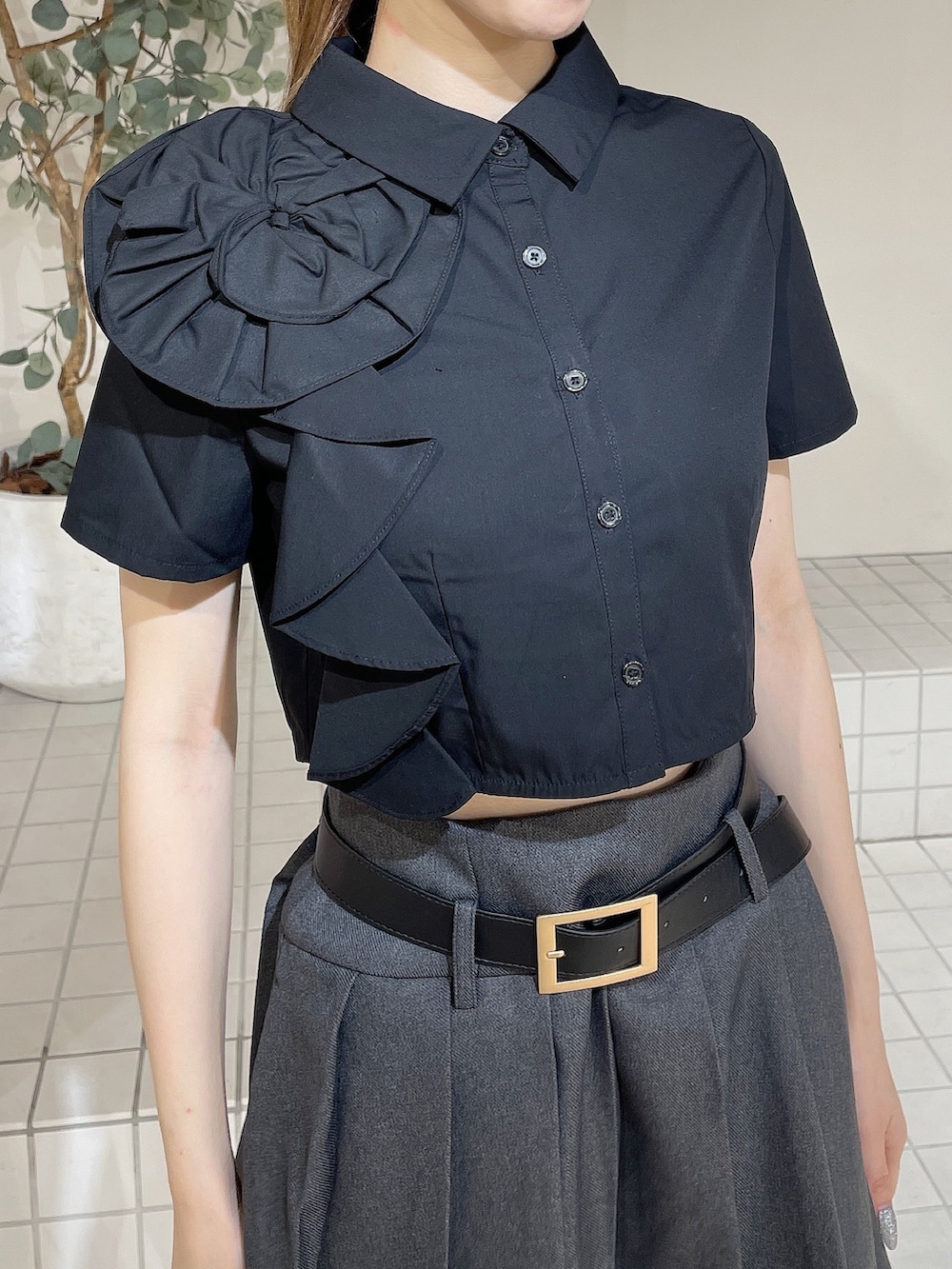 ブラック系のサンダル、ブラック系のシャツ/ブラウス、グレー系のスカートを着用したレディースの夏コーディネートの5枚目の写真