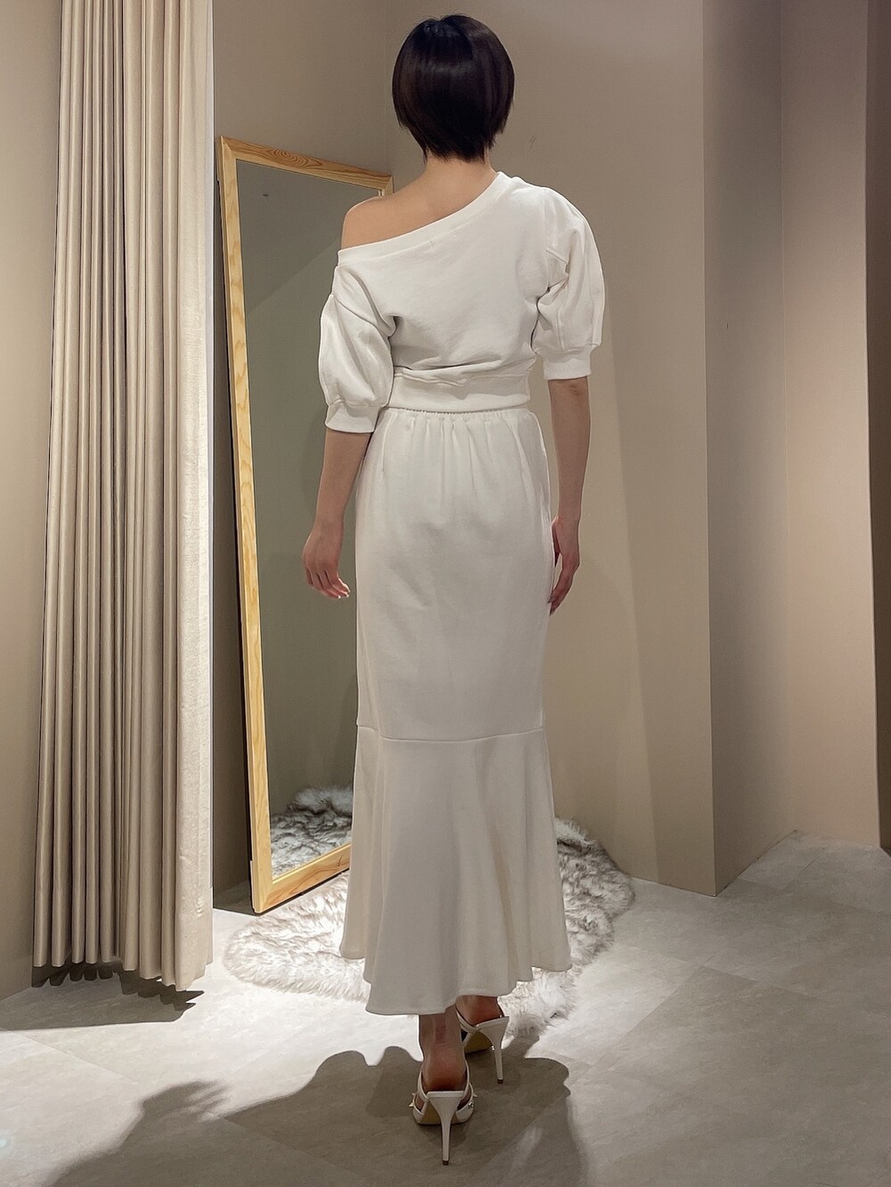 ホワイト系のスウェット、ホワイト系のスカートを着用したレディースの春コーディネートの5枚目の写真