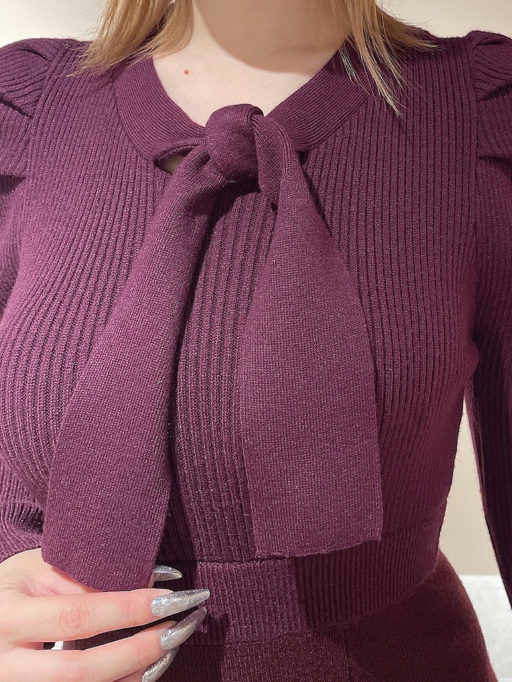 レッド系のワンピース、ブラック系のパンプス、ブラック系のダウンジャケット/コートを着用したレディースの秋コーディネートの10枚目の写真