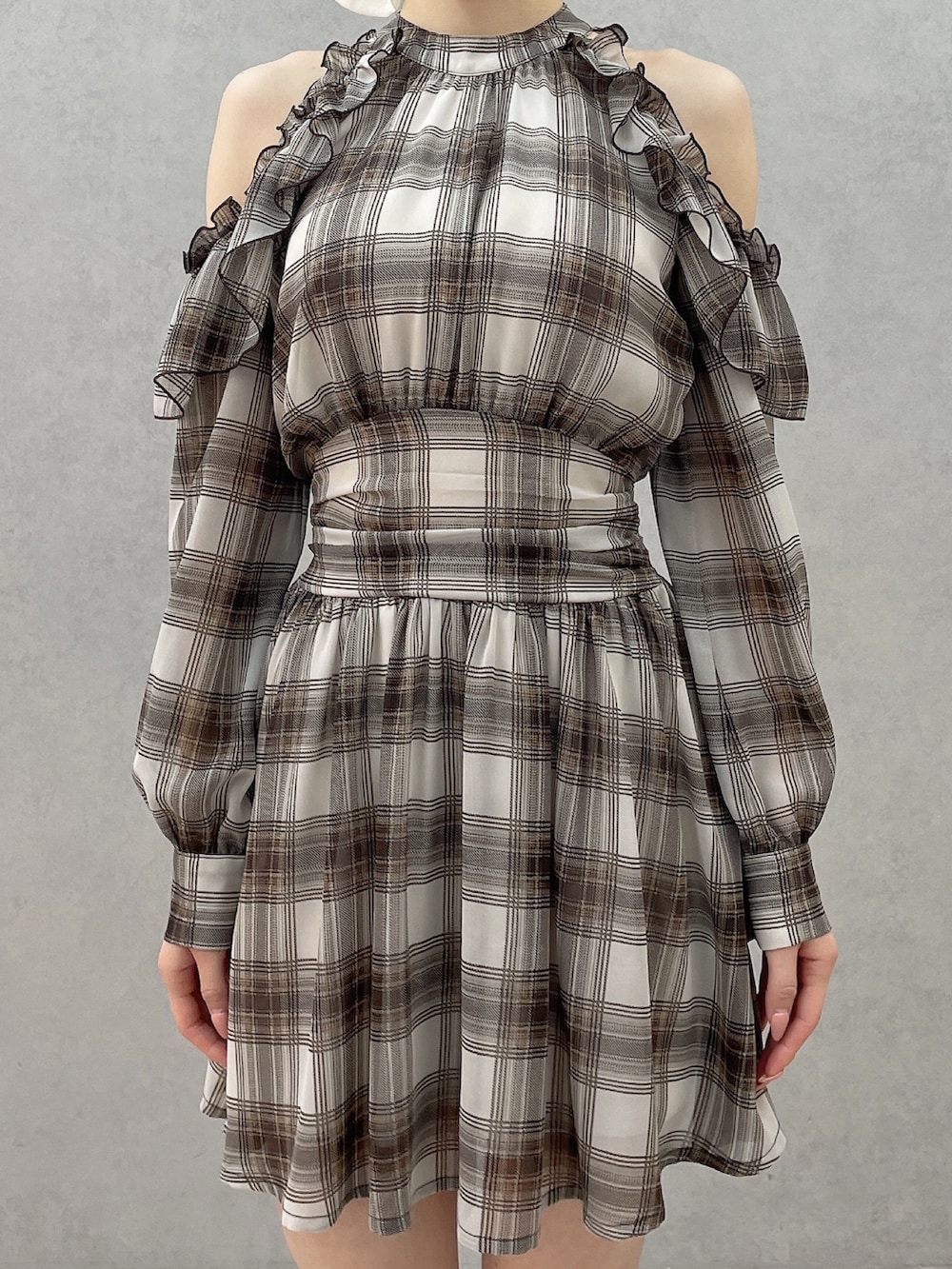 ブラウン系のワンピース、ホワイト系のブーツ、ホワイト系のバレッタ/ヘアクリップを着用したレディースの春コーディネートの6枚目の写真