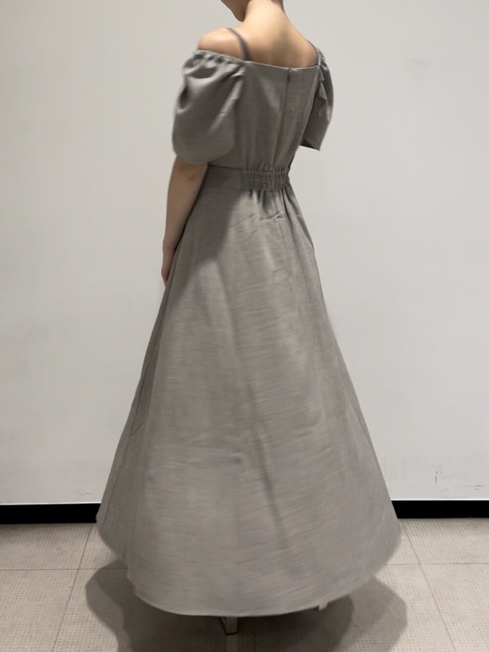 ブラック系のサンダル、ブラウン系のワンピースを着用したレディースの夏コーディネートの6枚目の写真