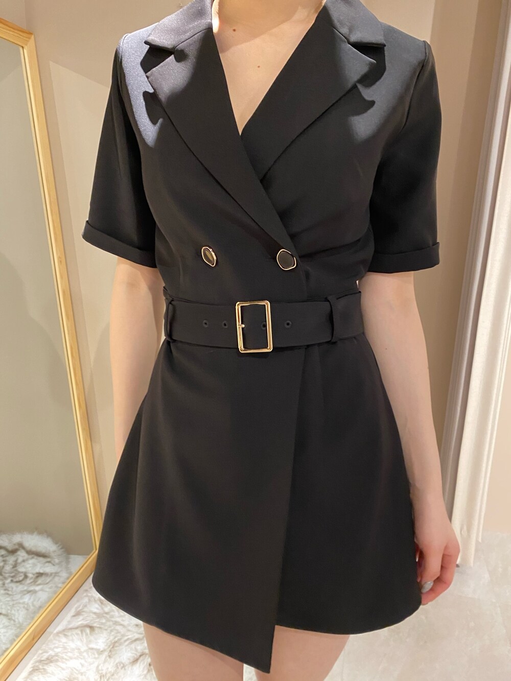 ブラック系のつなぎ/オールインワン、ブラック系のサンダルを着用したレディースの春コーディネートの5枚目の写真