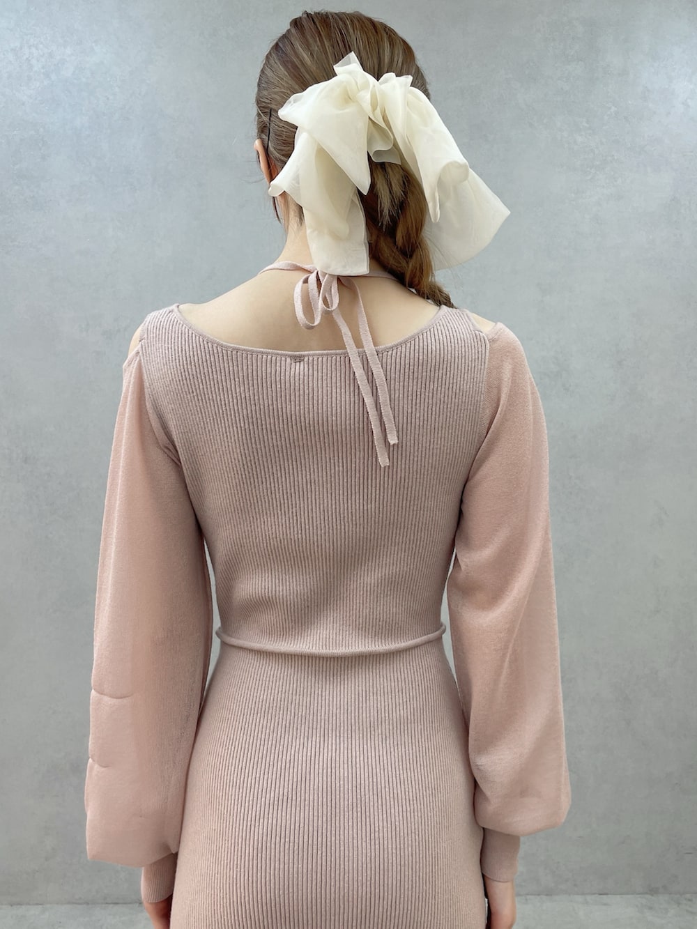 ピンク系のワンピース、ホワイト系のサンダル、ホワイト系のバレッタ/ヘアクリップを着用したレディースの春コーディネートの7枚目の写真