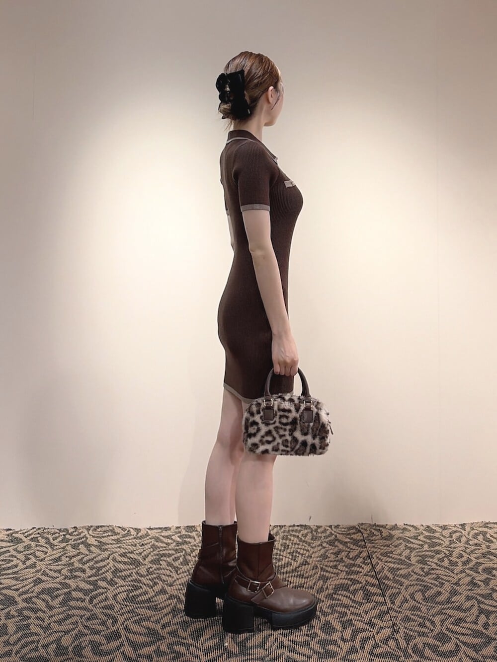 ブラウン系のワンピース、ブラウン系のハンドバッグ、ブラック系のバレッタ/ヘアクリップを着用したレディースの夏コーディネートの2枚目の写真