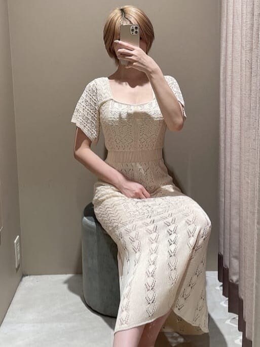 ホワイト系のワンピース、ホワイト系のパンプスを着用したレディースの夏コーディネートの2枚目の写真