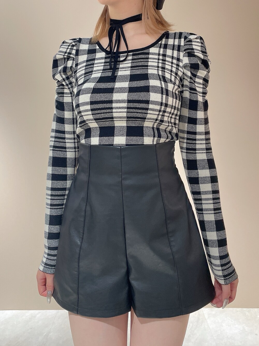 その他のその他パンツ、ブラック系のブーツ、その他のニット/セーターを着用したレディースの秋コーディネートの6枚目の写真