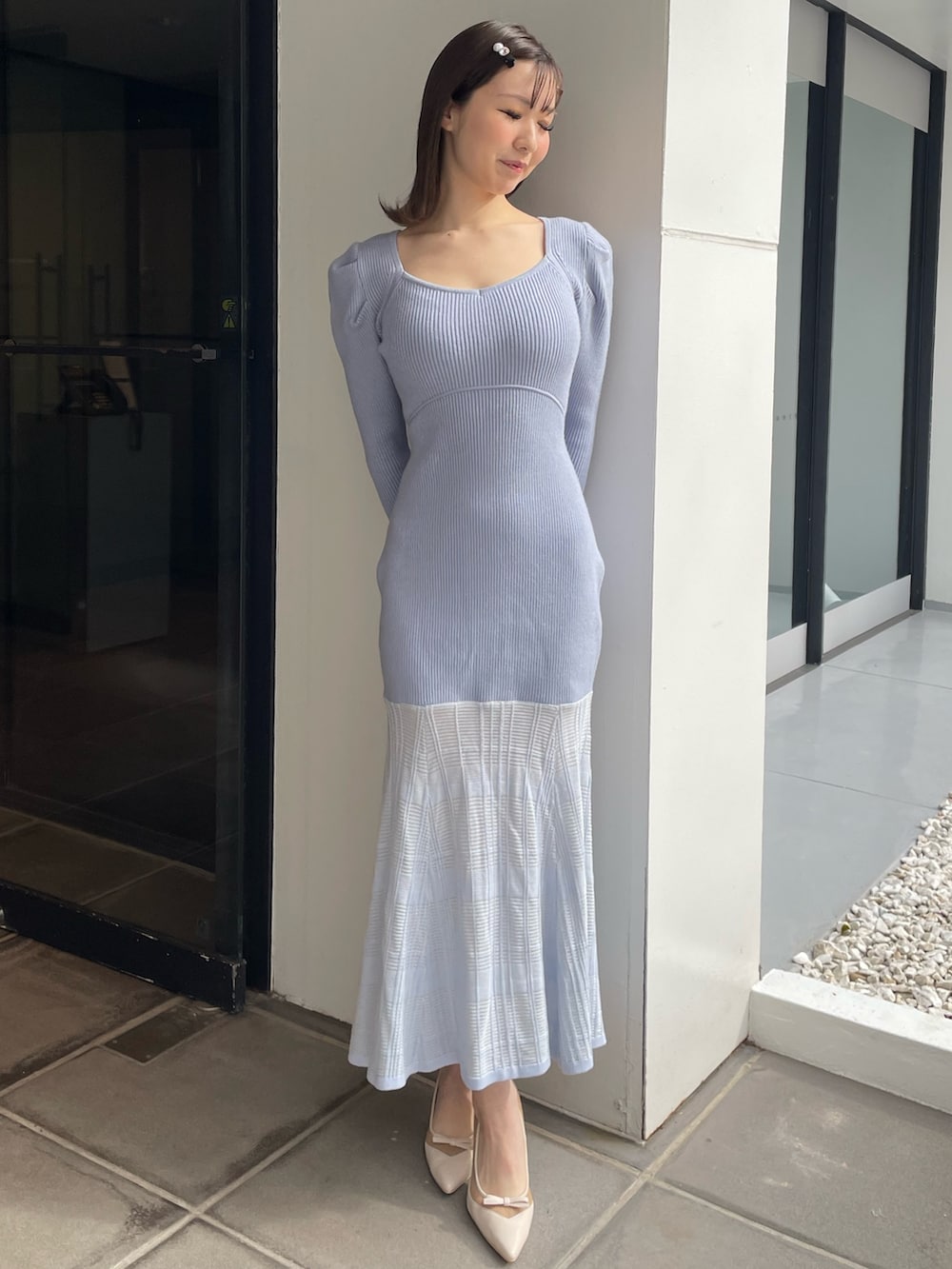 ブルー系のワンピース、ホワイト系のパンプスを着用したレディースの秋コーディネートの2枚目の写真