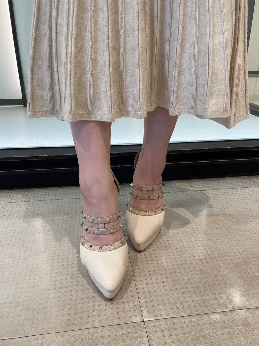 ブラック系のハンドバッグ、ベージュ系のワンピース、ベージュ系のパンプスを着用したレディースの秋コーディネートの8枚目の写真