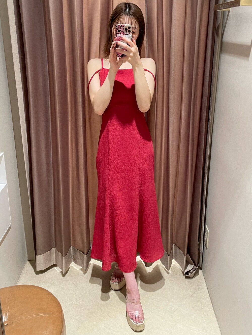 レッド系のワンピース、ホワイト系のサンダルを着用したレディースの夏コーディネートの2枚目の写真