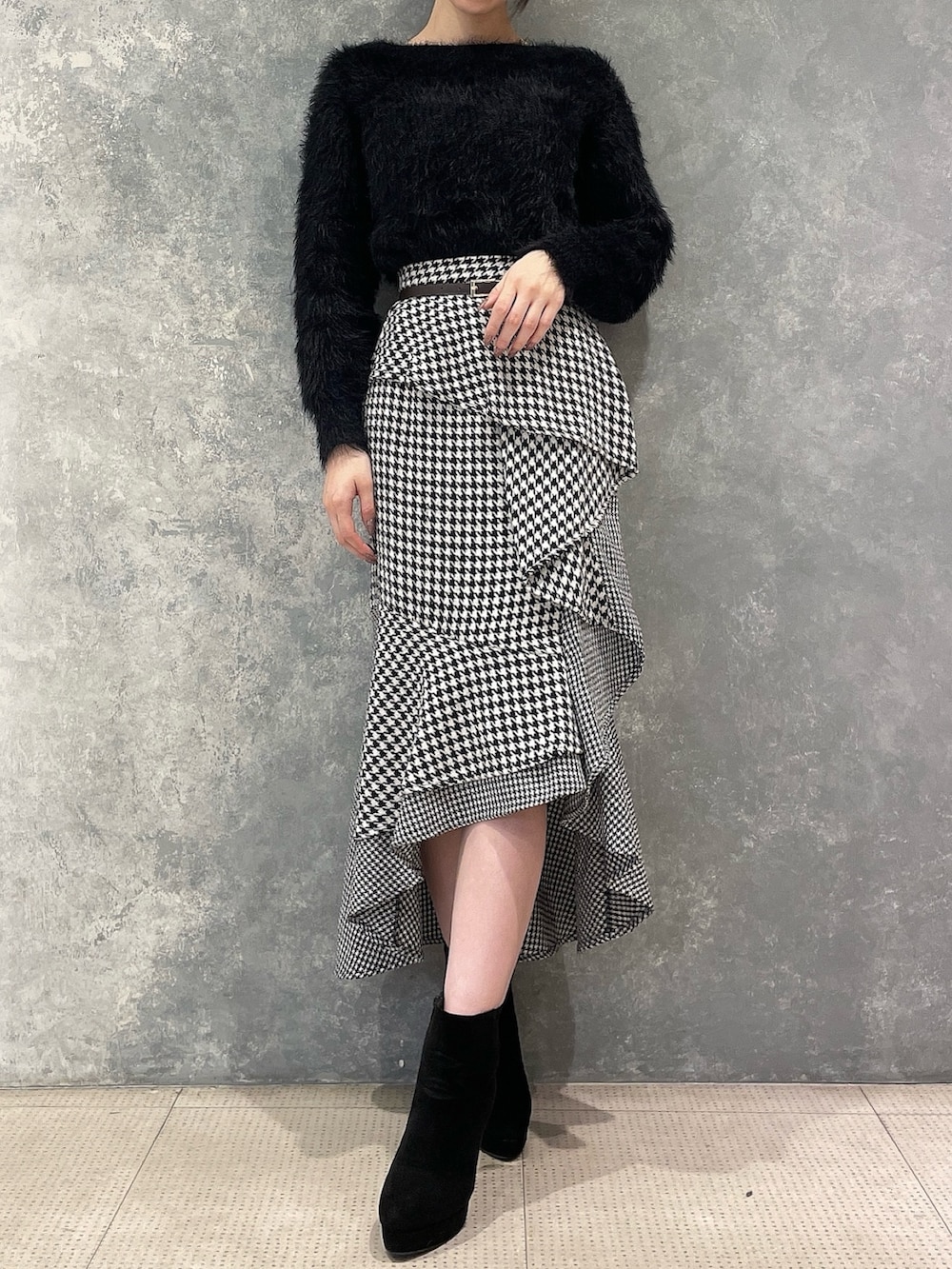 その他のスカート、ブラック系のカーディガン/ボレロ、ブラック系のブーツを着用したレディースの秋コーディネートの5枚目の写真