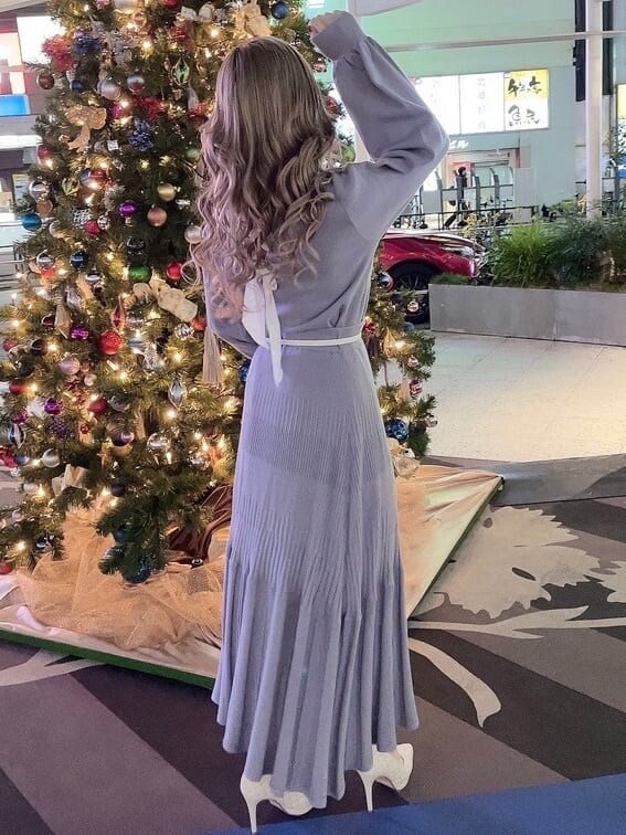 ホワイト系のパンプス、ブルー系のスカート、ブルー系のニット/セーターを着用したレディースの冬コーディネートの2枚目の写真