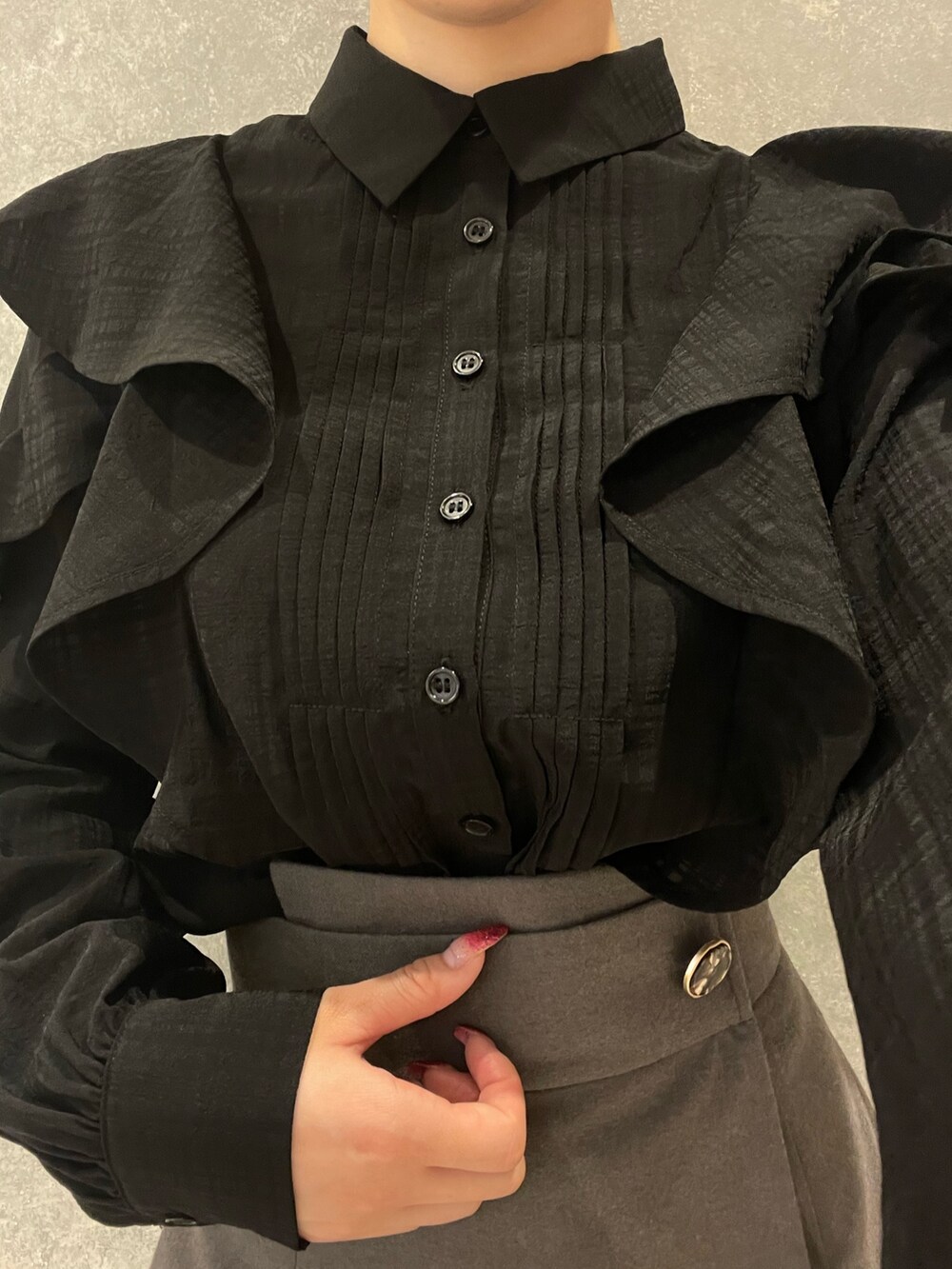 ブラック系のブーツ、グレー系のその他パンツ、ブラック系のシャツ/ブラウスを着用したレディースの夏コーディネートの5枚目の写真
