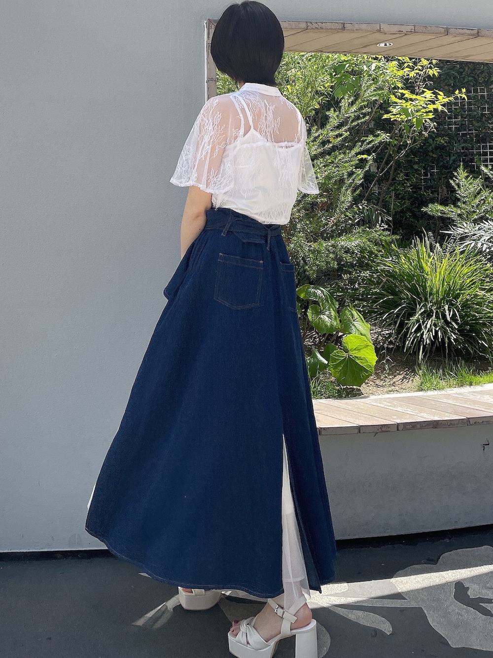 ホワイト系のシャツ/ブラウス、ブルー系のスカート、ホワイト系のサンダルを着用したレディースの春コーディネートの3枚目の写真