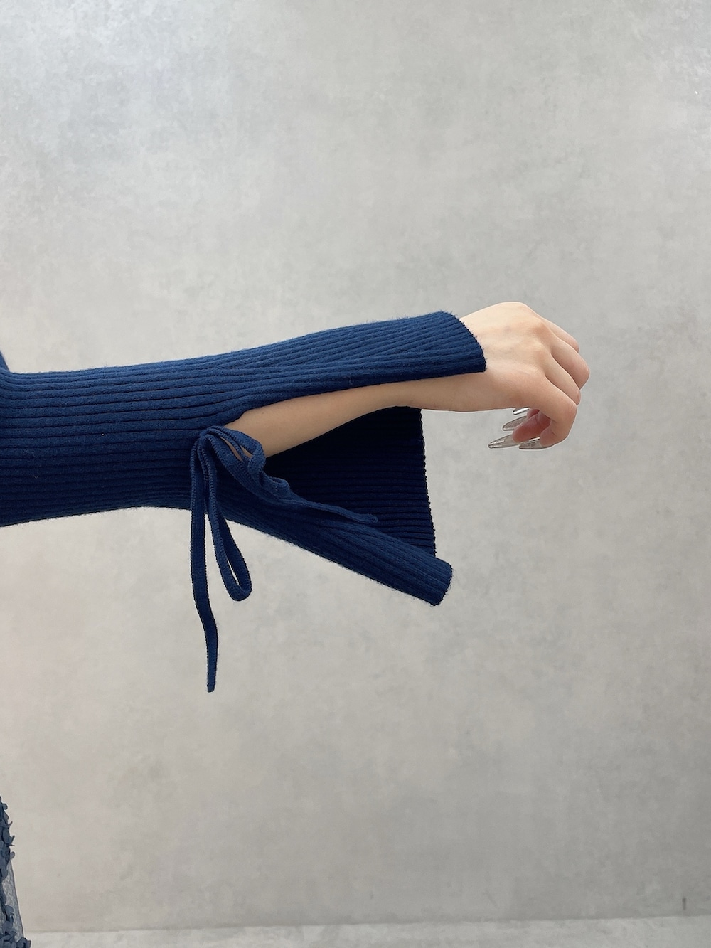 ブルー系のワンピース、ブラック系のハンドバッグ、ブラック系のブーツを着用したレディースの秋コーディネートの7枚目の写真