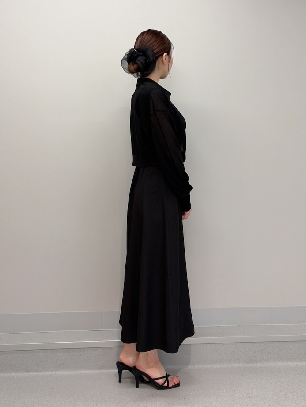 ブラック系のワンピース、ブラック系のサンダル、ブラック系のカーディガン/ボレロを着用したレディースの夏コーディネートの5枚目の写真