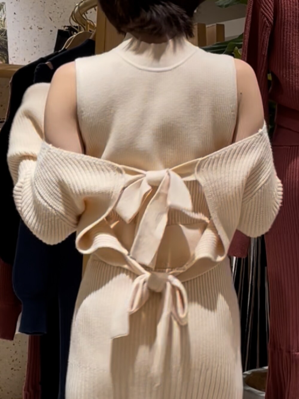 ホワイト系のワンピースを着用したレディースの秋コーディネートの3枚目の写真