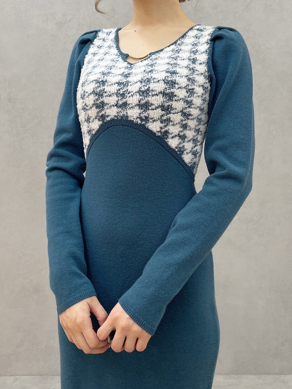 ブルー系のワンピース、ブラック系のブーツを着用したレディースの秋コーディネートの5枚目の写真