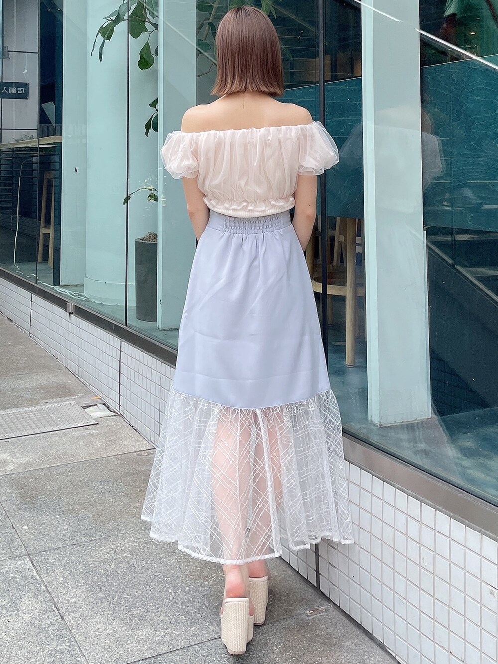 ホワイト系のシャツ/ブラウス、ブルー系のスカート、ホワイト系のサンダルを着用したレディースの夏コーディネートの5枚目の写真