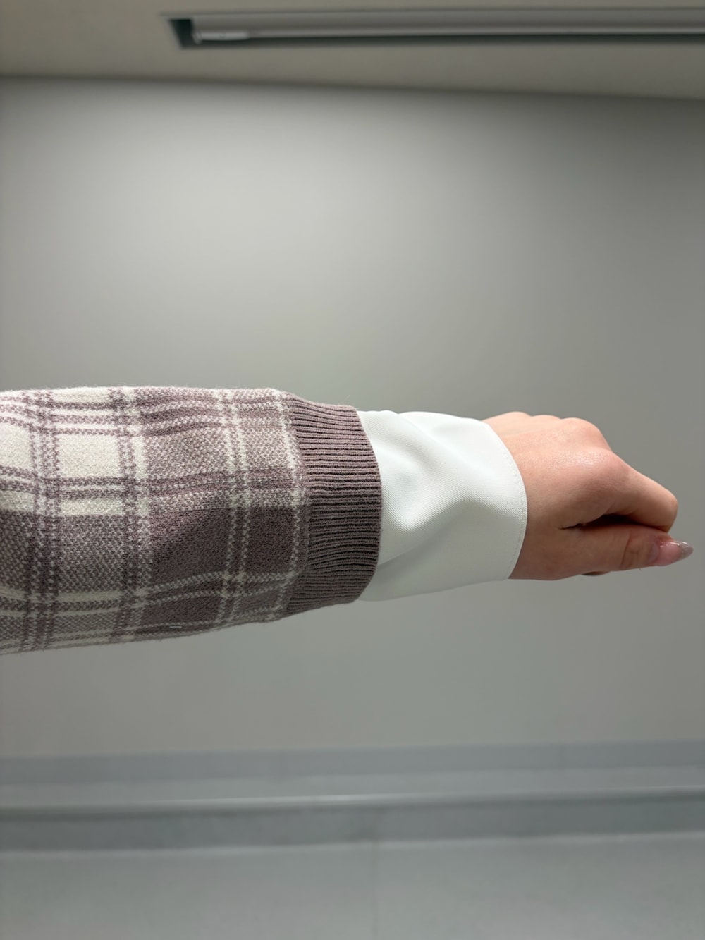 ベージュ系のワンピース、ホワイト系のブーツ、ホワイト系のバレッタ/ヘアクリップを着用したレディースの冬コーディネートの6枚目の写真