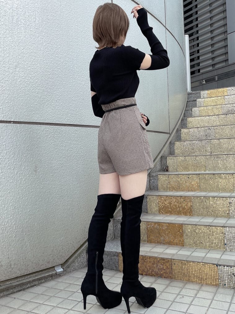 その他のその他パンツ、ブラック系のブーツ、ブラック系のニット/セーターを着用したレディースの秋コーディネートの3枚目の写真