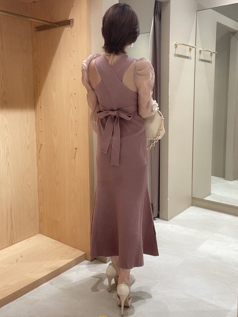 ベージュ系のパンプス、ブラウン系のワンピース、ホワイト系のハンドバッグを着用したレディースの秋コーディネートの3枚目の写真