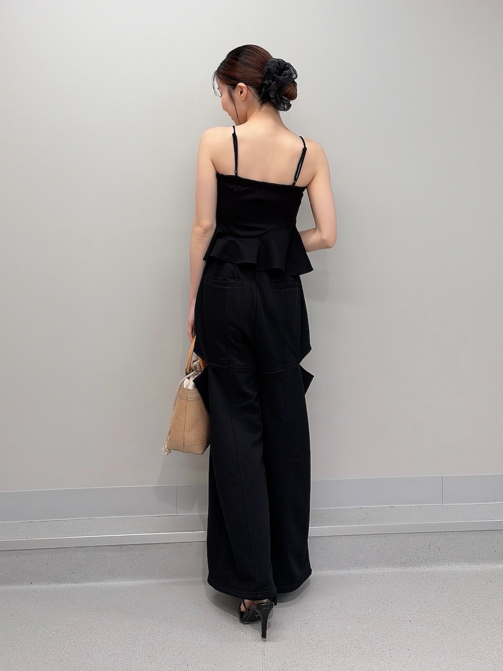 ブラック系のキャミソール、ブラック系のスウェットパンツ、ブラック系のサンダルを着用したレディースの夏コーディネートの4枚目の写真