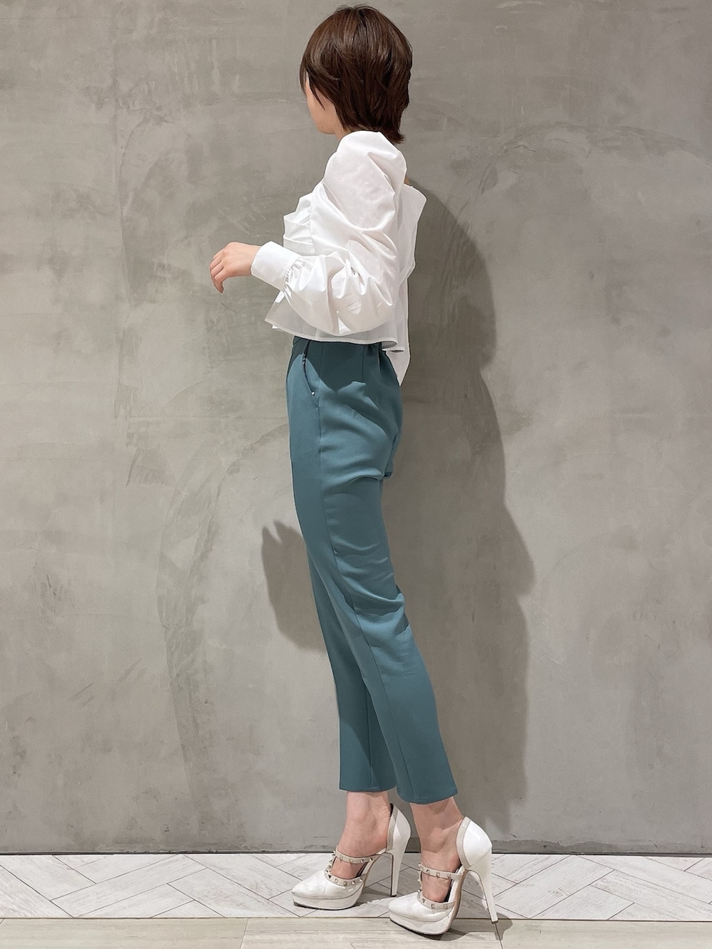 ホワイト系のパンプス、ブルー系のその他パンツ、ホワイト系のシャツ/ブラウスを着用したレディースの冬コーディネートの2枚目の写真