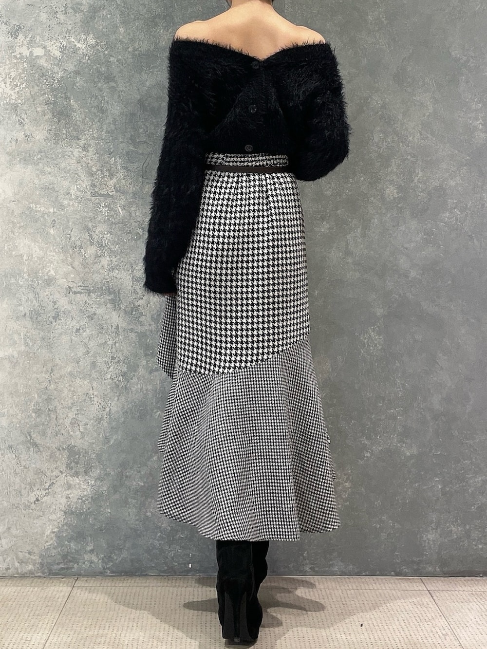 その他のスカート、ブラック系のカーディガン/ボレロ、ブラック系のブーツを着用したレディースの秋コーディネートの4枚目の写真