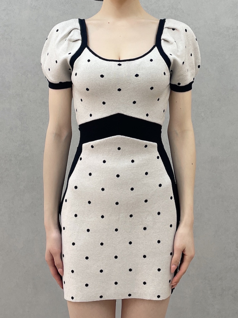 ブラック系のワンピース、ホワイト系のブーツ、ブラック系のバレッタ/ヘアクリップを着用したレディースの春コーディネートの5枚目の写真