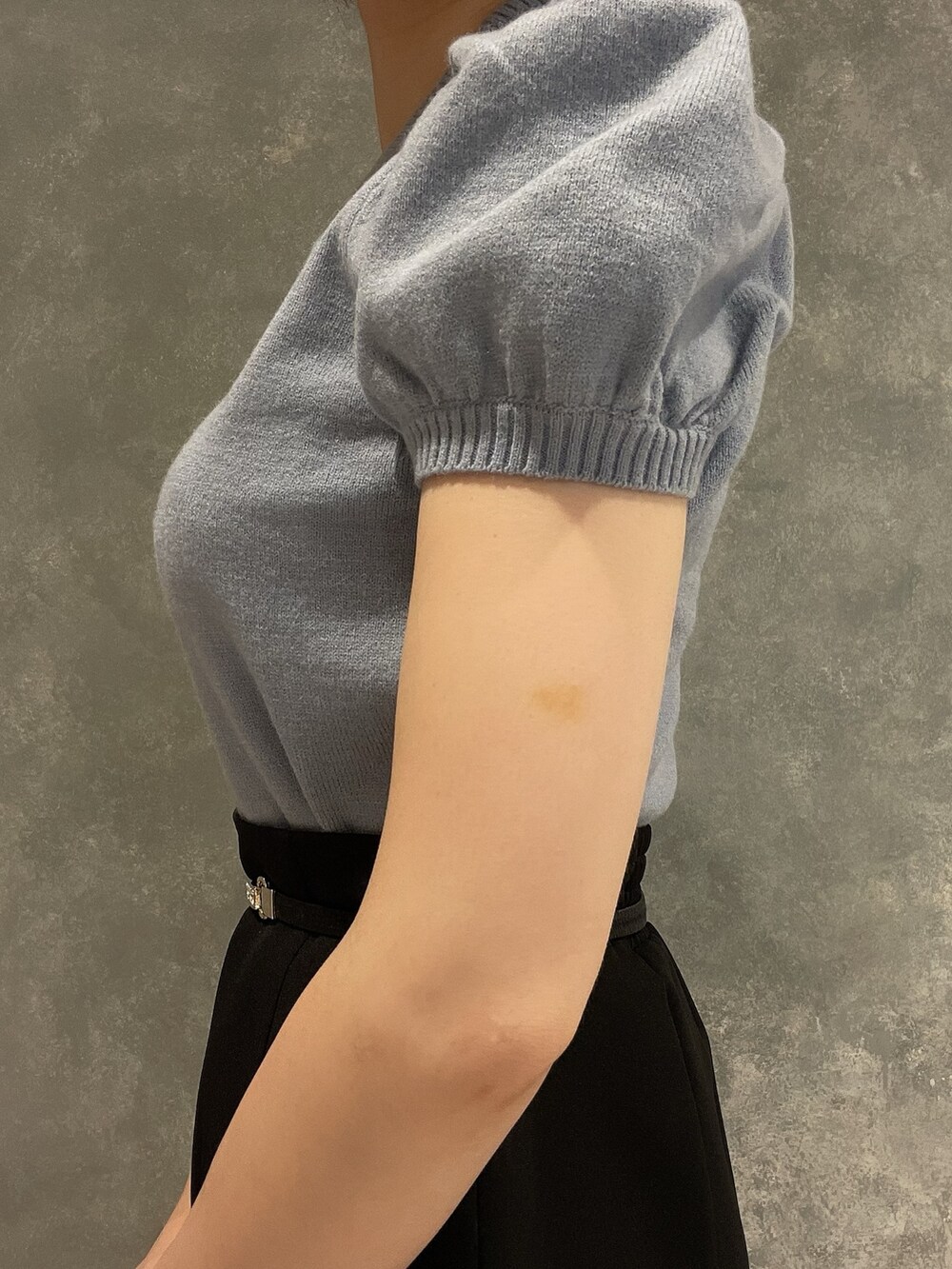 ホワイト系のサンダル、ブルー系のニット/セーター、ブラック系のスカートを着用したレディースの夏コーディネートの7枚目の写真