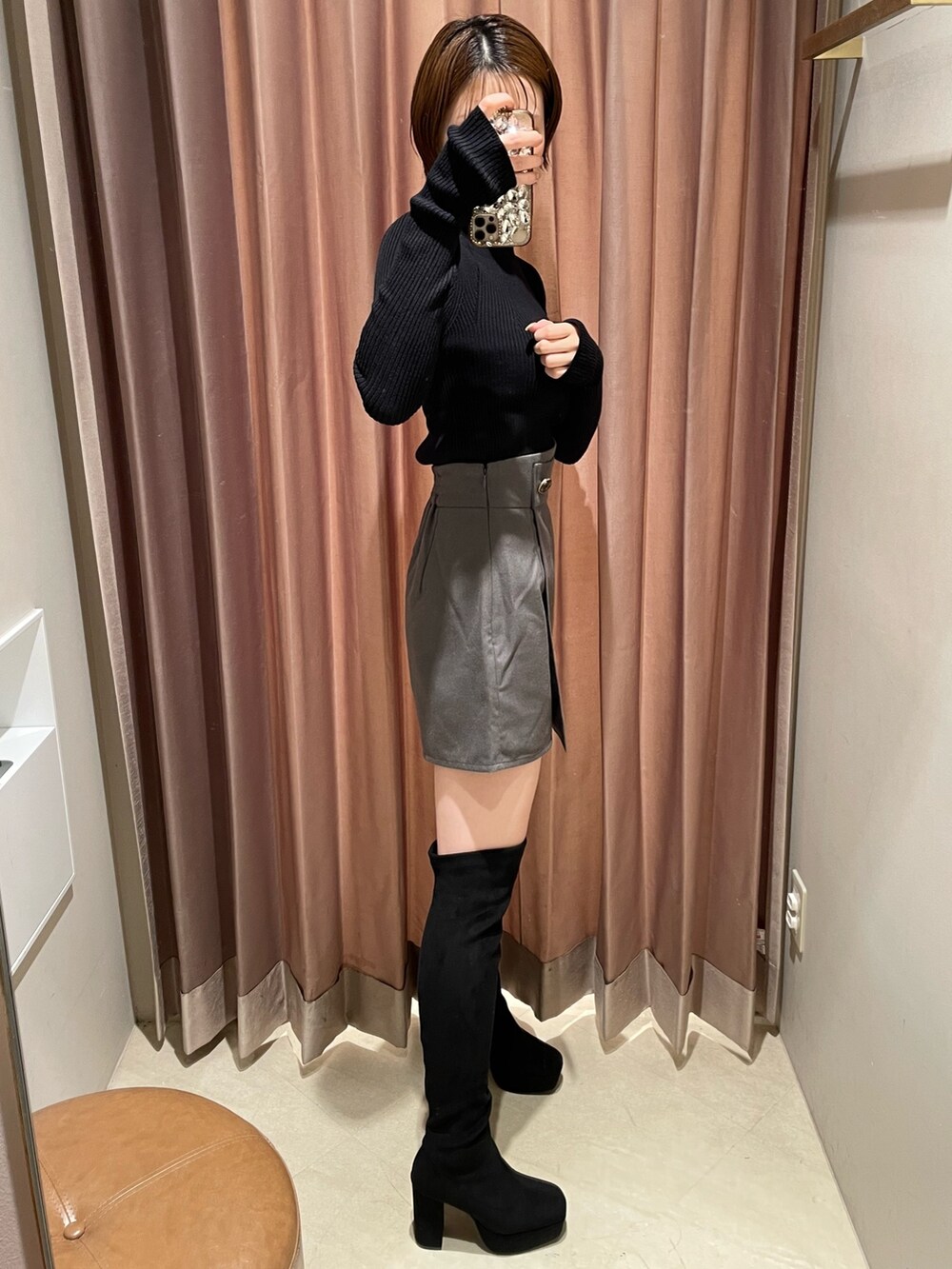 ブラック系のニット/セーター、グレー系のその他パンツ、ブラック系のブーツを着用したレディースの秋コーディネートの2枚目の写真