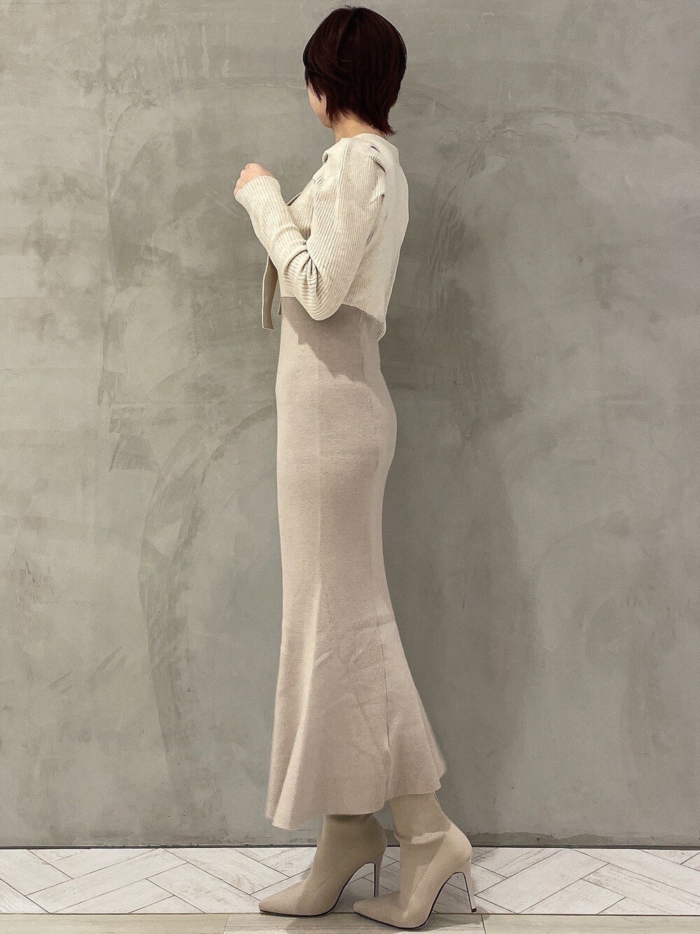 ホワイト系のワンピース、ホワイト系のブーツを着用したレディースの冬コーディネートの3枚目の写真