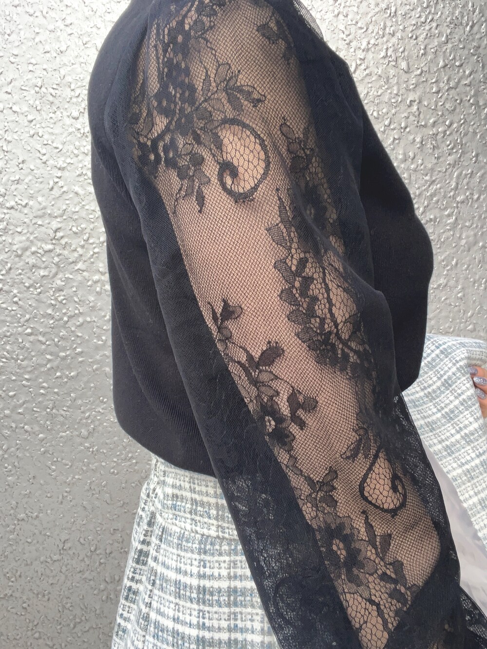 ブルー系のテーラードジャケット、ブルー系のその他パンツ、ブラック系のニット/セーターを着用したレディースの秋コーディネートの7枚目の写真