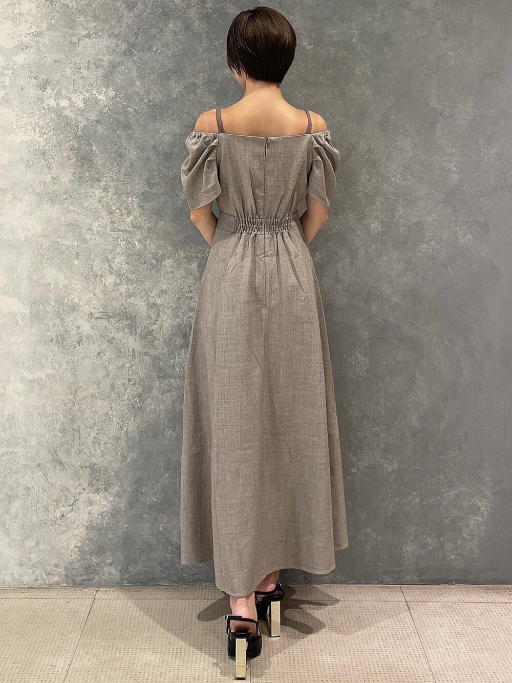 ブラック系のサンダル、ブラウン系のワンピースを着用したレディースの夏コーディネートの4枚目の写真