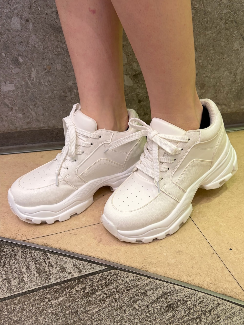 ピンク系のその他アウター、ピンク系のその他パンツ、ホワイト系のニット/セーターを着用したレディースの冬コーディネートの8枚目の写真