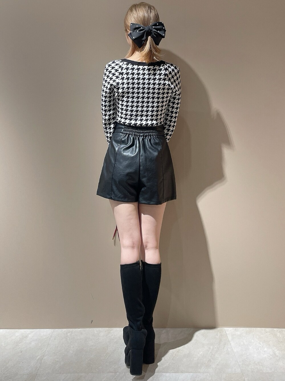 その他のニット/セーター、その他のその他パンツ、レッド系のハンドバッグを着用したレディースの秋コーディネートの6枚目の写真