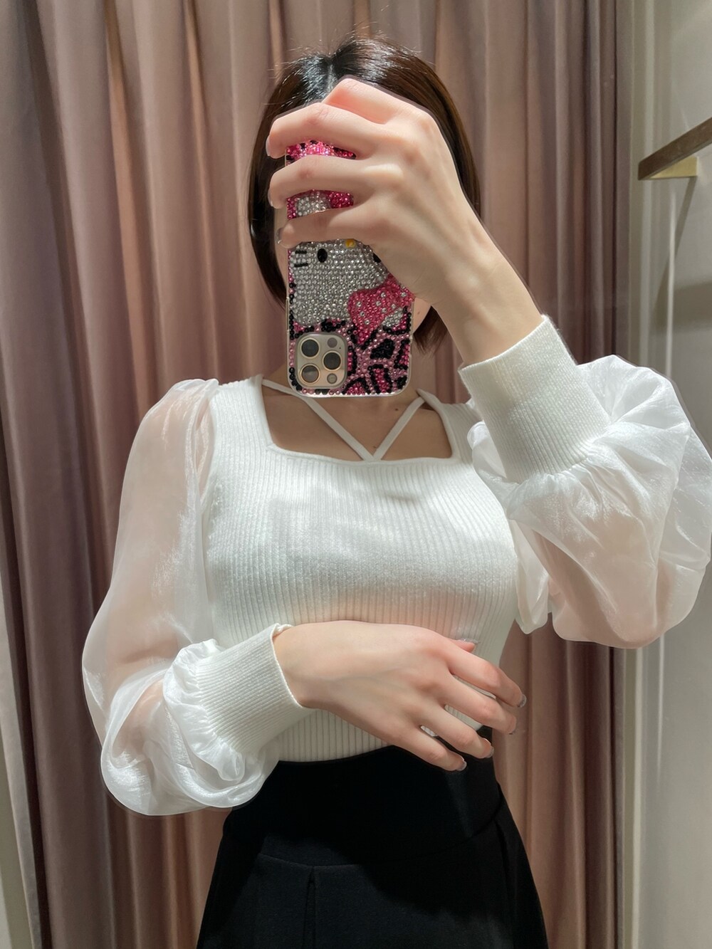 ホワイト系のニット/セーター、ブラック系のスカート、ブラック系のブーツを着用したレディースの冬コーディネートの6枚目の写真