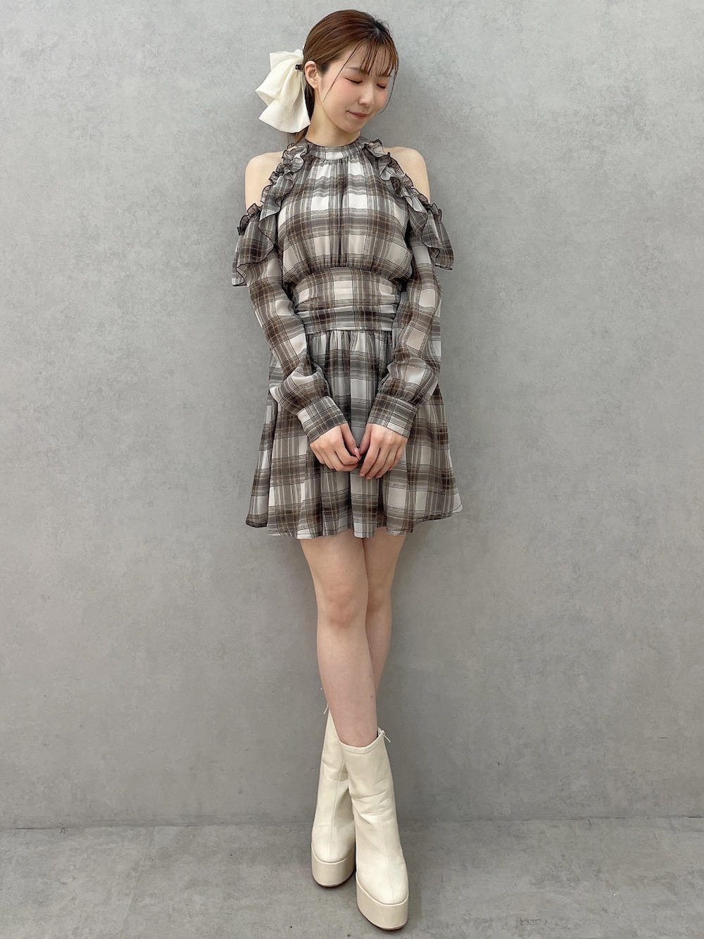 ブラウン系のワンピース、ホワイト系のブーツ、ホワイト系のバレッタ/ヘアクリップを着用したレディースの春コーディネートの3枚目の写真