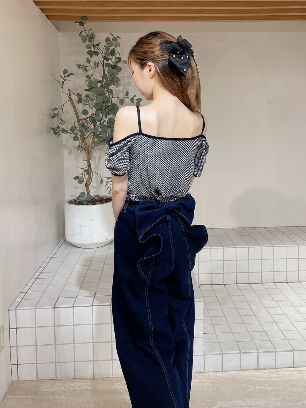 ブラック系のサンダル、ブルー系のデニムパンツ、ブラック系のTシャツ/カットソーを着用したレディースの夏コーディネートの5枚目の写真