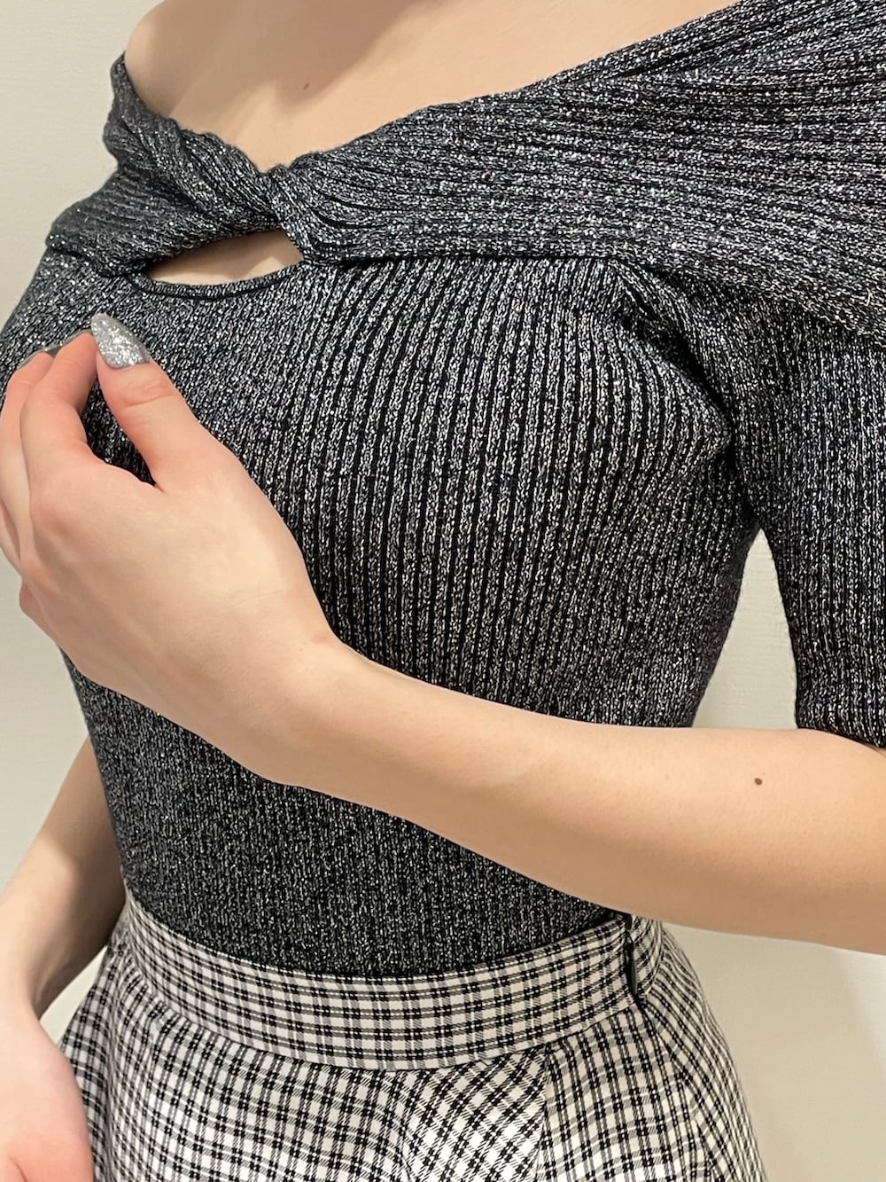 ブラック系のニット/セーター、ブラック系のライダースジャケット、その他のスカートを着用したレディースの春コーディネートの7枚目の写真