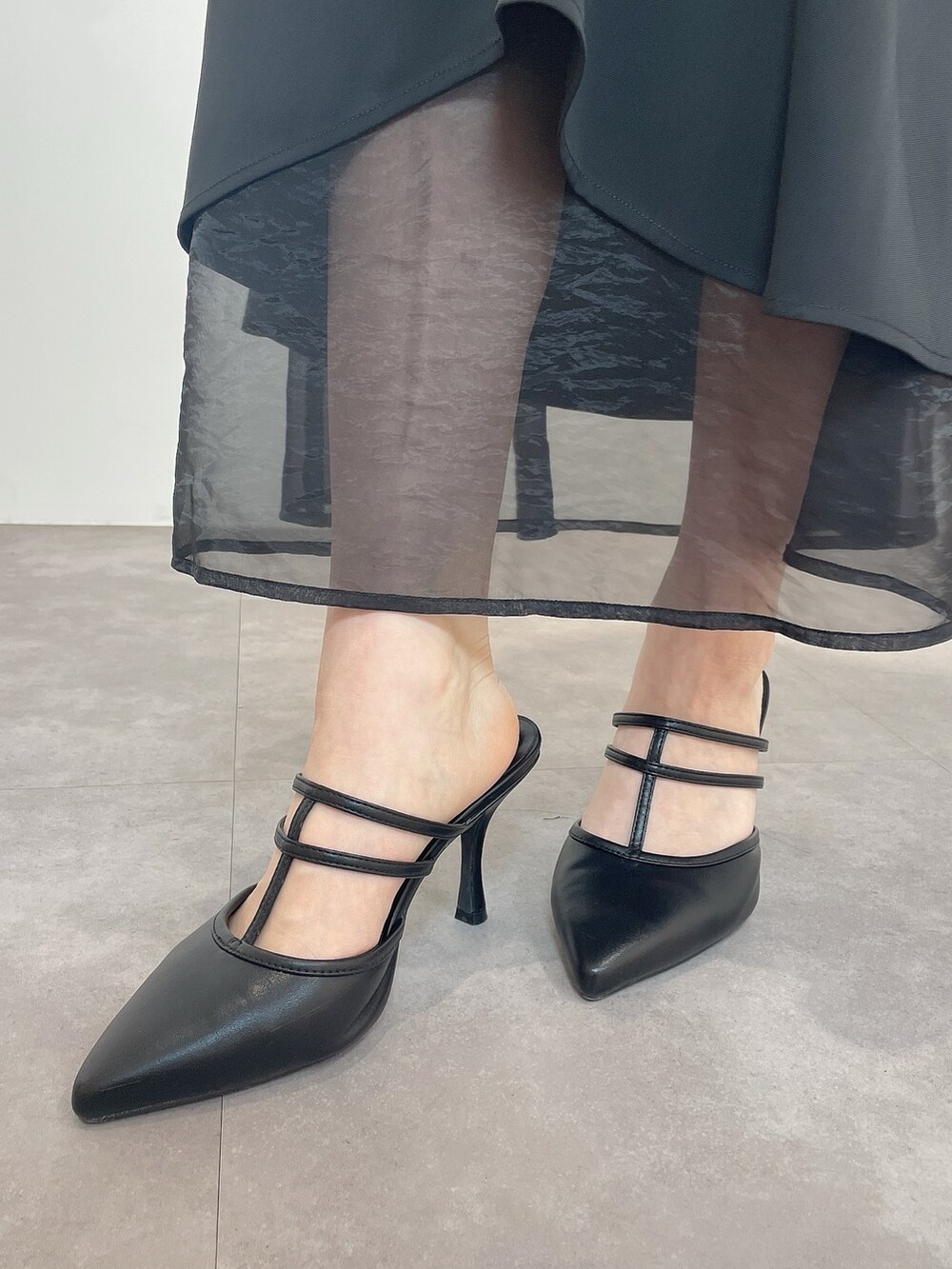 ブラック系のシャツ/ブラウス、ホワイト系のハンドバッグ、ブラック系のパンプスを着用したレディースの春コーディネートの10枚目の写真