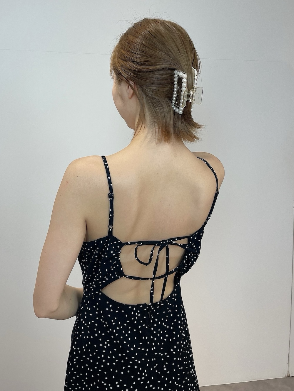 ブラック系のワンピース、ホワイト系のサンダルを着用したレディースの冬コーディネートの6枚目の写真