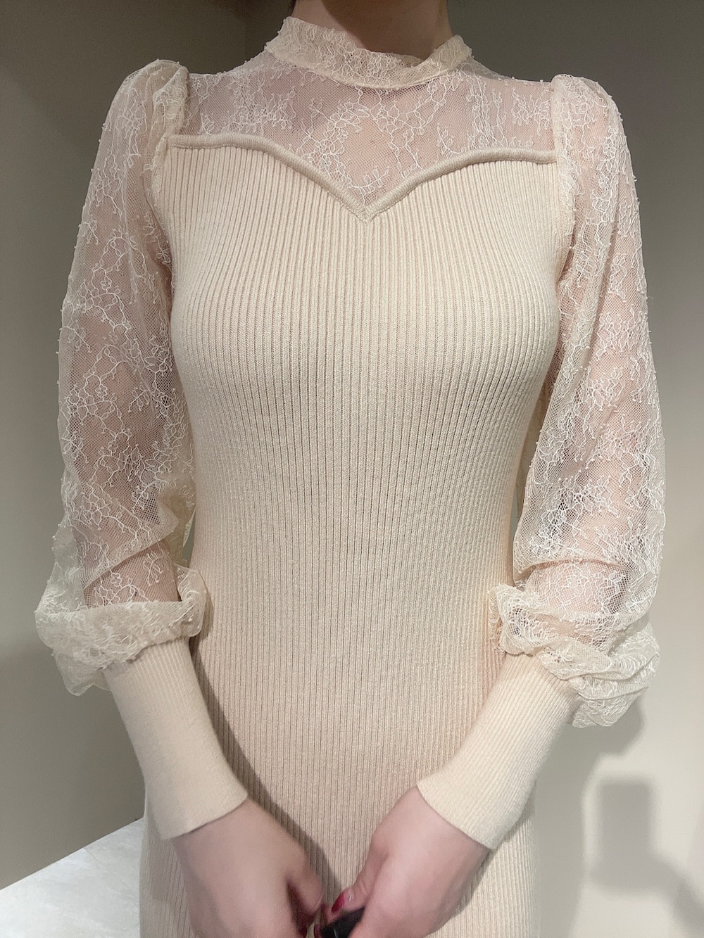 ホワイト系のワンピース、ベージュ系のサンダルを着用したレディースの夏コーディネートの5枚目の写真